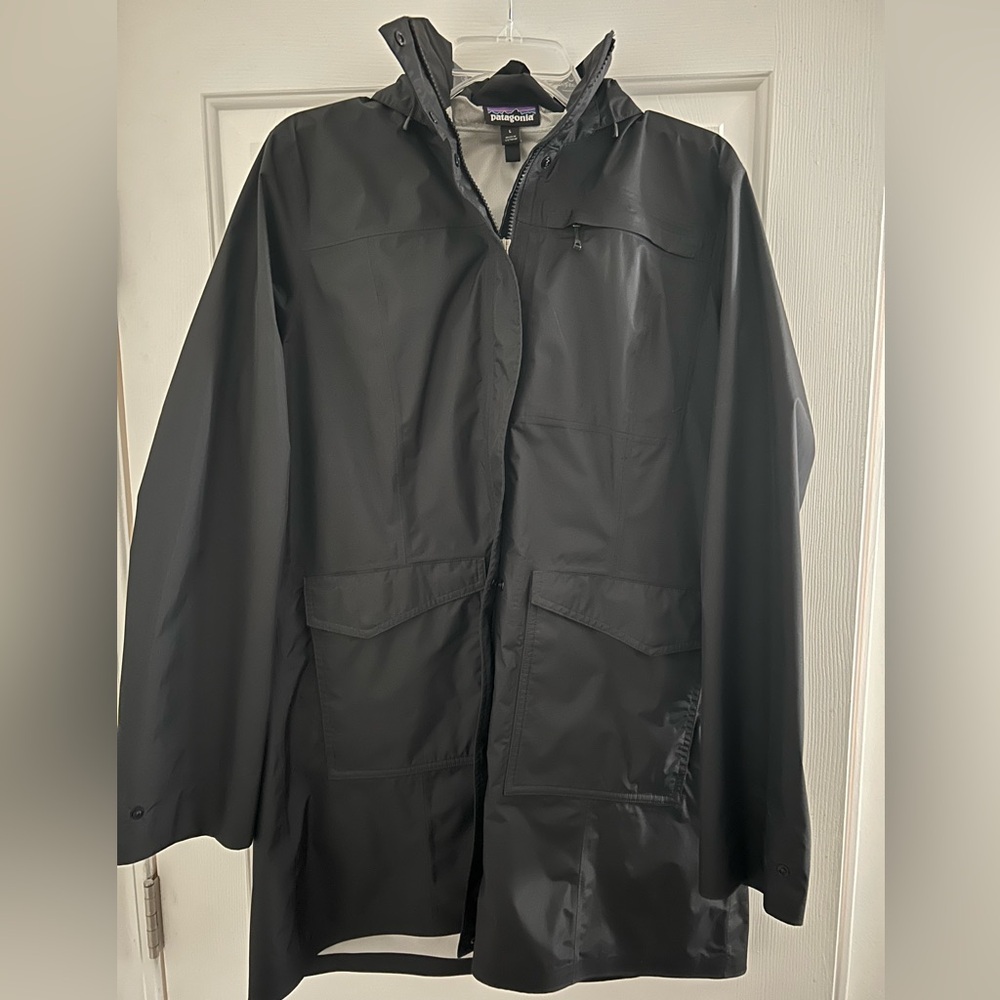 Patagonia Torrentshell 3L rain parka, size L, black